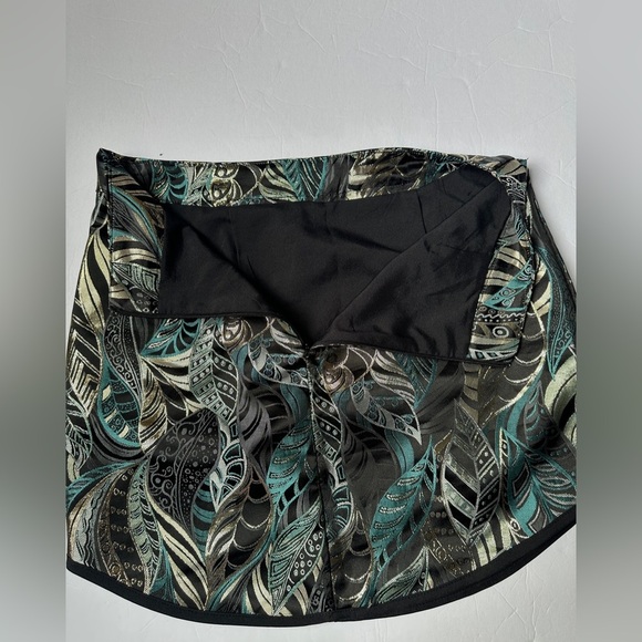 Commense Mini Skirt Women’s Sz XS Leaf print Metallic black and Green - Picture 4 of 10